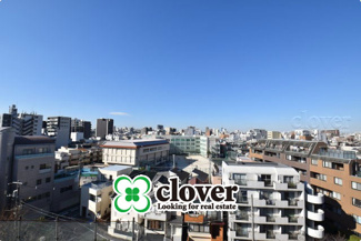 【展望】 | 眼前に広がる空の雄大さと、このお部屋の自慢の一つである「眺望」をご覧ください。毎日、この景色を独り占めできる新生活に夢が広がります。～即日のご見学可能～　お問合せはお気軽にどうぞ。