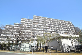 【外観】 | 周辺の建物に比べて、ひときわ大きなサイズのマンションです。大型コミュニティであることは、良いマンションの指標のひとつ。～即日のご見学可能～　お問合せはお気軽にどうぞ。