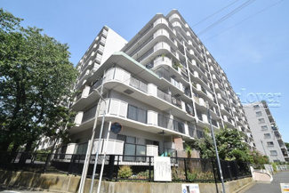 【外観】 | 青空によく映える建物です。手入れの行き届いた外壁やマンション正面エントランスなど、綺麗な姿をぜひ一度、現地にてご覧ください。～即日のご見学可能～　お問合せはお気軽にどうぞ。