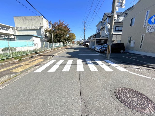 北夕顔瀬町戸建の前面道路含む現地写真|北側の前面道路は歩道込みで７．８ｍの幅員です。  