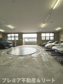 【駐車場】 | 建物の内部に駐車場があります
