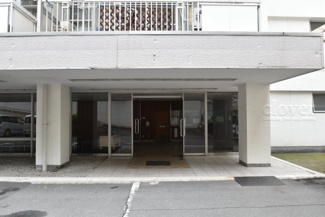 【エントランス】 | マンションの正面エントランス。出入りする人間を癒してくれるマンション入り口であり、その建物の「顔」でもあります。～即日のご見学可能～　お問合せはお気軽にどうぞ。