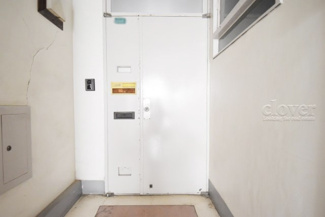 【その他共用部分】 | 皆様をお迎えする、お部屋の玄関ドア。開けやすさや開放角度、ドアノブの操作しやすさや鍵の形状などを、現地で一度ご確認ください。～即日のご見学可能～　お問合せはお気軽にどうぞ。