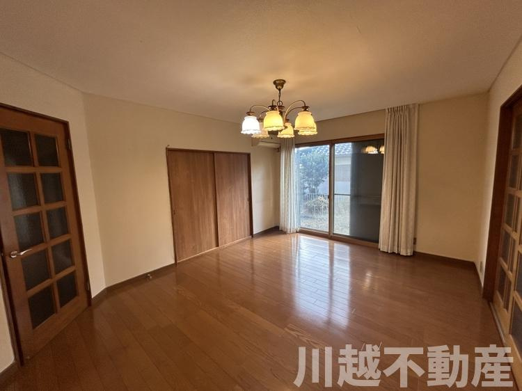 東松山市旗立台　中古戸建の居間・リビング|日当たり良好♪