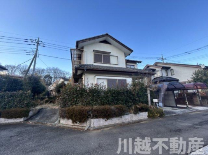 東松山市旗立台　中古戸建の前面道路含む現地写真|カースペースも広々しています♪