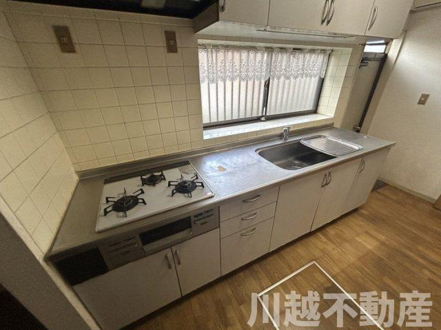 東松山市旗立台　中古戸建のキッチン|３口コンロでお料理しやすい！