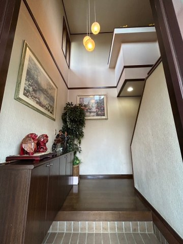 あきる野市下代継　中古戸建　敷地広々185坪の玄関|開放感あふれる吹き抜け玄関