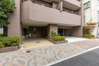 【エントランス】 | 広い歩道に面した安心安全な設計のマンションです。