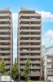 【外観】 | 門前仲町駅徒歩4分の好立地に建つツインタワー型マンション。