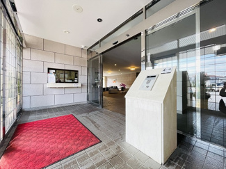 【エントランス】 | キレイなエントランスはしっかりと管理が行き届いている証拠ですね。エレベーターは2基あり、朝の忙しい時間でも安心です！