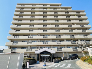 【外観】 | 大橋駅まで徒歩7分。徒歩圏内に生活利便施設が充実している好立地で、永く快適に暮らせます。大規模修繕工事も完了しました！入居時にはお部屋も建物もピカピカの状態で新生活を始められますよ♪