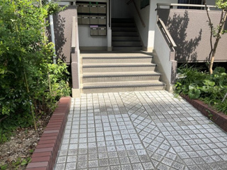 【エントランス】 | 共用部分はスッキリと清潔に保たれています