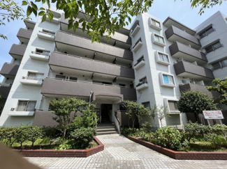 【外観】 | 食料品から日用品まで手に入るイオンモール香椎浜まで徒歩圏内で、毎日のお買い物が楽になります♪ 駐車場に空きがあるので車をお持ちの方でも安心です