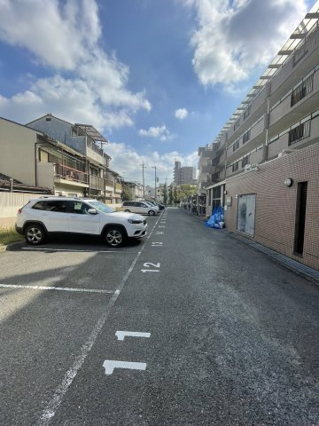 メゾンクリサンテームの駐車場
