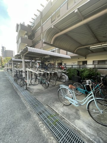 メゾンクリサンテームの駐車場