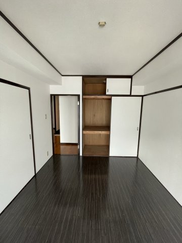 ヒカリハイツの洋室