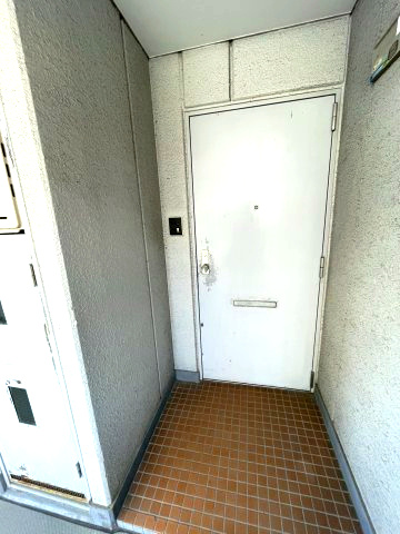 門真元町マンションの玄関