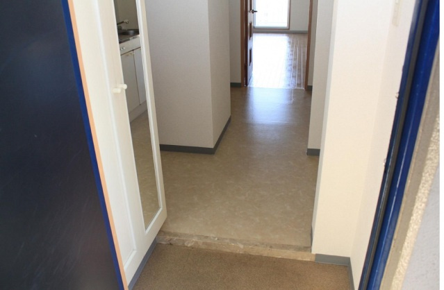 メゾン富士見町の玄関|明るい玄関です