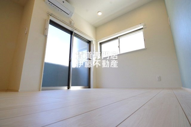 シャルム名古屋の洋室