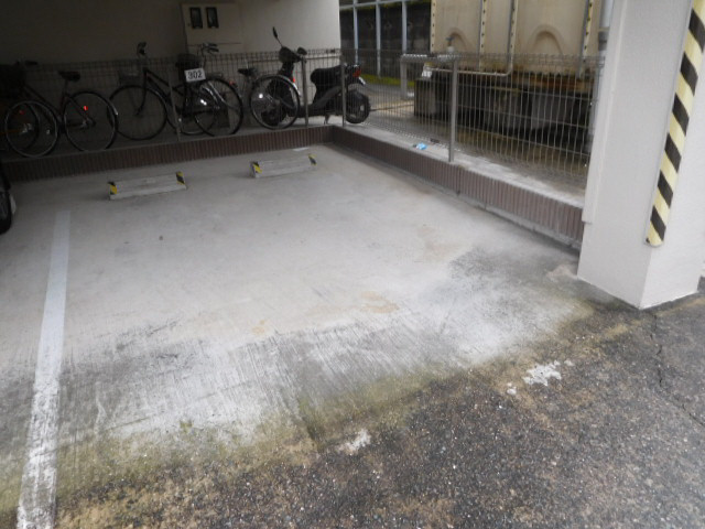 ピュアコート北八代の駐車場