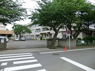 横須賀市立長井小学校まで900ｍ