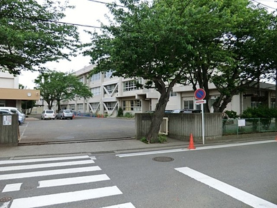 横須賀市立長井小学校まで900ｍ