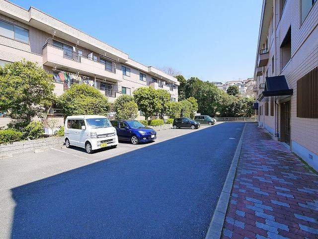 ハピネスBの駐車場|車をお持ちの方に嬉しい駐車場付きの物件です