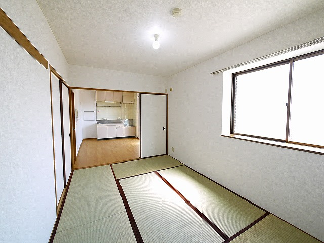 ハピネスBの和室|和室ならではの温かな和の空間で寛ぎの時間を過ごせます