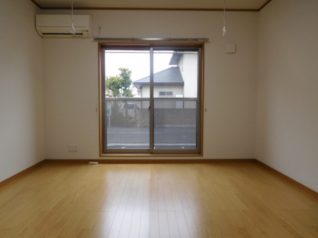 エトランス小松町Aの居間・リビング