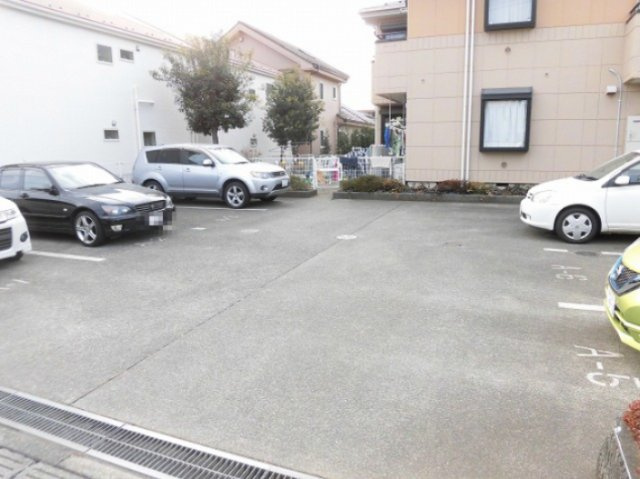 ガーデンスコート立川A棟の駐車場