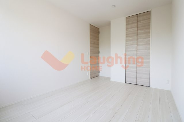 フェリシアの寝室|広くて明るい寝室