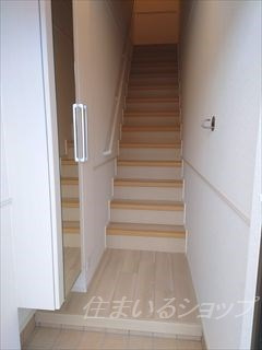 広島市安佐北区三入６丁目のアパートの玄関|ミラー付き大型シューズボックス