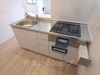 広島市安佐北区三入６丁目のアパートのキッチン|３口ガスコンロ・グリル付きシステムキッチン