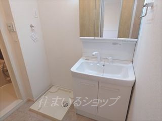 広島市安佐北区三入６丁目のアパートの洗面所|三面鏡付きシャンプードレッサー