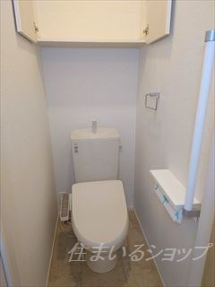 広島市安佐北区三入６丁目のアパートのトイレ|シャワートイレ・収納棚あり