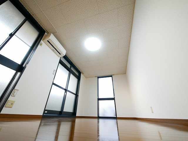 シャルマン南紀寺の洋室|落ち着いた色調の洋室です