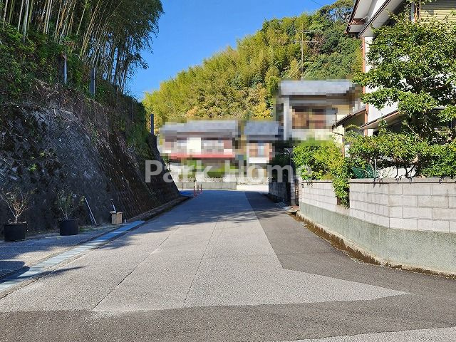 高知市瀬戸西町　中古戸建ての前面道路含む現地写真