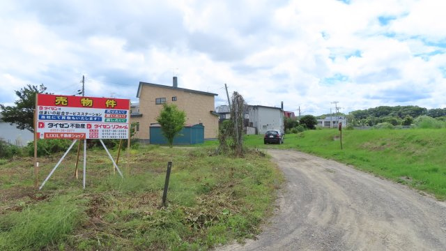 北見市東相内町１７番４４、１７番３８　売地の前面道路含む現地写真