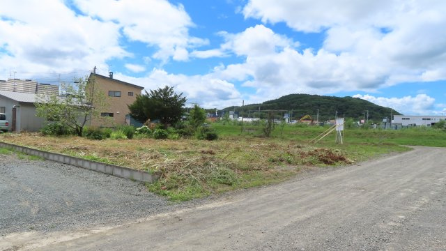 北見市東相内町１７番４４、１７番３８　売地の前面道路含む現地写真
