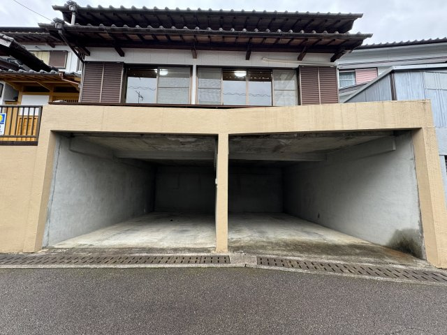高知市福井町の駐車場|堀車庫には各1台、計2台駐車可能です。