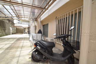 【駐車場】 | バイク置き場。空き区画の有無や駐輪料金、サイズおよび排気量規定などについては、改めてお問い合わせください。～即日のご見学可能～　お問合せはお気軽にどうぞ。
