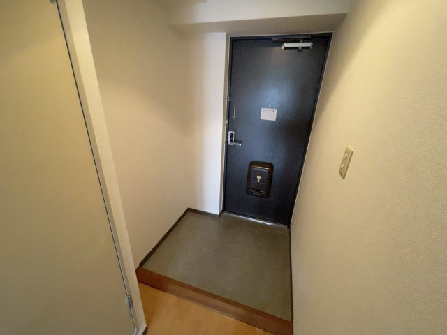 グランドール西岡本の玄関