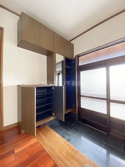 呉市伏原３丁目の一戸建ての玄関|収納もある玄関です