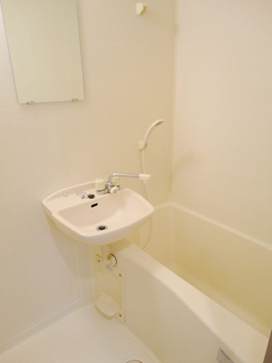 【浴室】 | フェヴァリット・キューブ | 別号室の写真になります。現況優先。