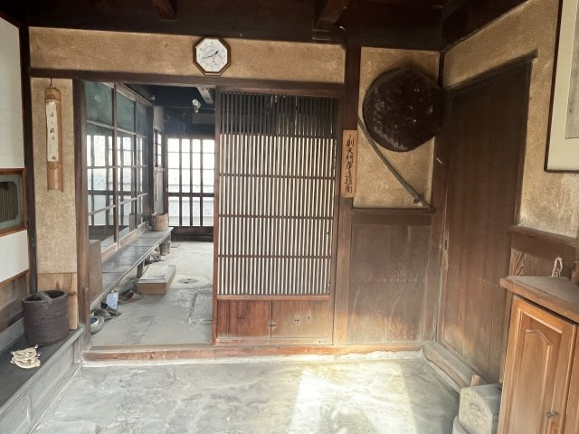 岡崎市梅園町字山添戸建の玄関
