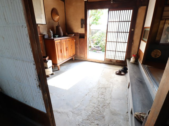 岡崎市梅園町字山添戸建の玄関