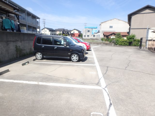 コーポアライの駐車場