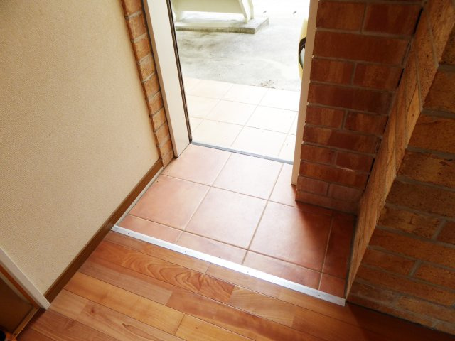 MRハイツの玄関