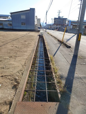 【外観】 | 米沢市門東町２丁目　分譲地 | 西側道路には側溝あり