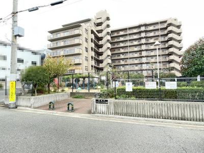 【外観】 | エクセランス堺東　5階 | 南海高野線「堺東」駅徒歩１５分。鉄筋コンクリート９階建てのマンションです。